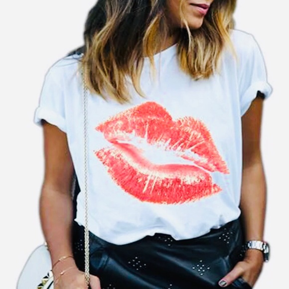 💋SEALED WITH A KISS LIP OR KISS PRINT GRAPHIC TEE NEW‎ - Picture 2 of 8